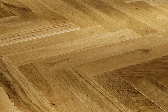 Heller Holzboden im Fischgrätmuster